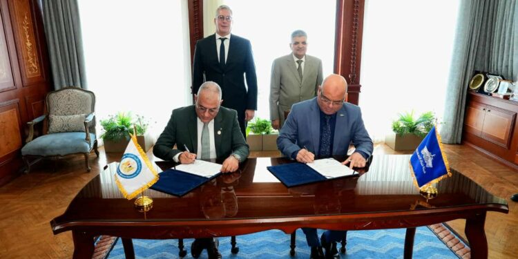 البترول وقناة السويس توقعان مذكرة تفاهم حول الإجراءات التنفيذية لإنشاء محطة لإسالة وتموين الغاز الطبيعي المسال