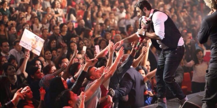 تامر حسنى يشعل باريس فى حفل جماهيرى ضخم بمسرح “دوم دو”