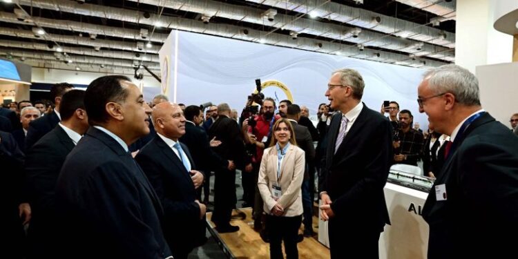 رئيس الوزراء يعطي إشارة بدء التشغيل التجريبي للخط الأول للقطار الكهربائي السريع  “السخنة / العلمين / مطروح”