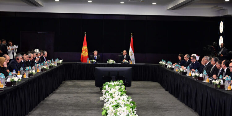 رئيس الوزراء يشارك مع رئيس القيرغيزية في المائدة المستديرة الاقتصادية المشتركة