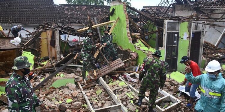 زلزال قوي يضرب جزيرة سولاويزي الإندونيسية بقوة 6.2 درجة