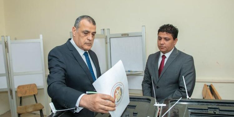 وزير الدولة للإنتاج الحربي يدلي بصوته في انتخابات مجلس النواب 2025