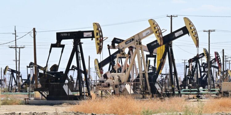 ارتفاع أسعار النفط بعد إعلان “أوبك+” زيادة الإنتاج بمقدار 137 ألف برميل يوميًا