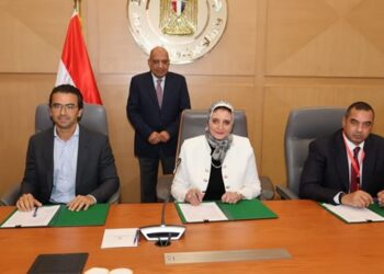 وزير الكهرباء يشهد مراسم توقيع الاتفاقيات المكملة لتنفيذ مشروعين إنتاج الكهرباء من الطاقة الشمسية