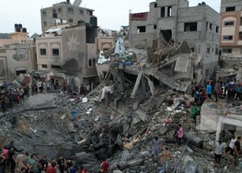 الاحتلال الإسرائيلى ينفذ قصفًا جويًا ومدفعيًا وعمليات نسف للمنازل فى قطاع غزة