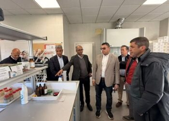 وزير الإسكان يواصل زيارته للمشروعات الرائدة لشركة “أكسيونا ” الإسبانية