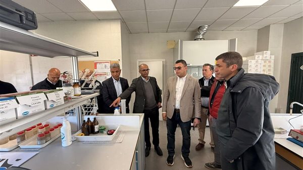 وزير الإسكان يواصل زيارته للمشروعات الرائدة لشركة “أكسيونا ” الإسبانية