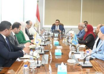 وزير الإسكان يتابع الاشتراطات والضوابط والمعايير الخاصة بالإعلانات على الطرق العامة والمحاور