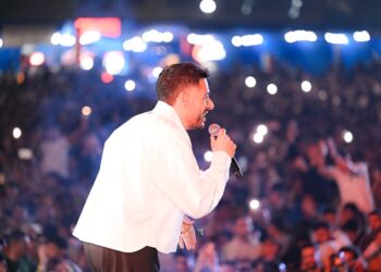 «حماقي» يتألق في حفل استثنائي بالإسكندرية