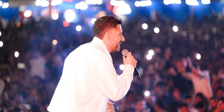 «حماقي» يتألق في حفل استثنائي بالإسكندرية