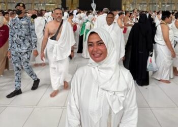 داليا مصطفى تؤدي مناسك العمرة.. شاهد