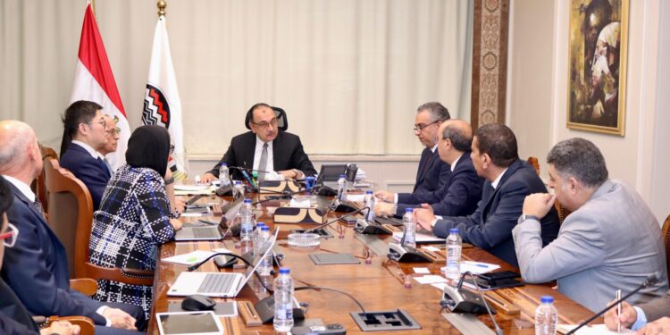 وزير قطاع الأعمال يلتقي تحالف شركتي “إنفيجن إنيرجي” و”بنشمارك باور إنترناشونال”