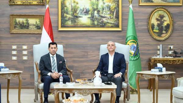 وزير الشباب ومحافظ الإسماعيلية يلتقيان اللجنة المؤقتة لإدارة شئون النادي الإسماعيلي بديوان المحافظة