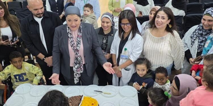 رئيسة المجلس القومي للطفولة والأمومة تزور الأطفال بمستشفى أبو الريش الياباني
