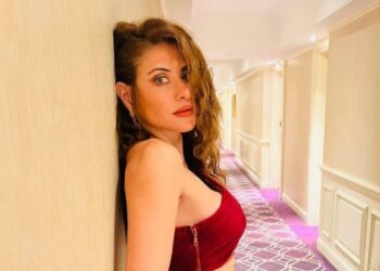 بالأحمر.. هيدي كرم تخطف الأنظار بإطلالة جريئة