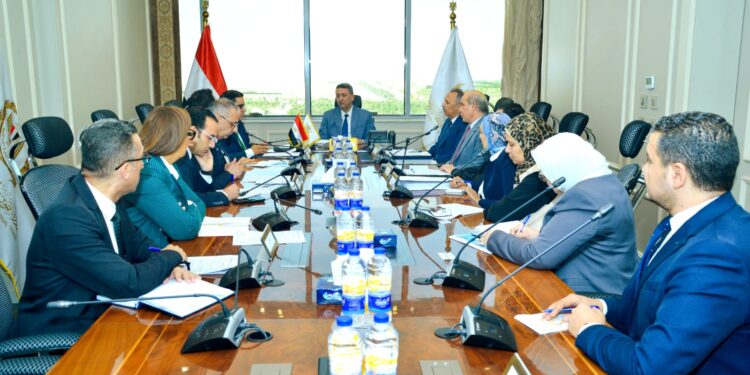 التموين تبحث إنشاء المركز اللوجيستي العالمي للحبوب بشرق بورسعيد