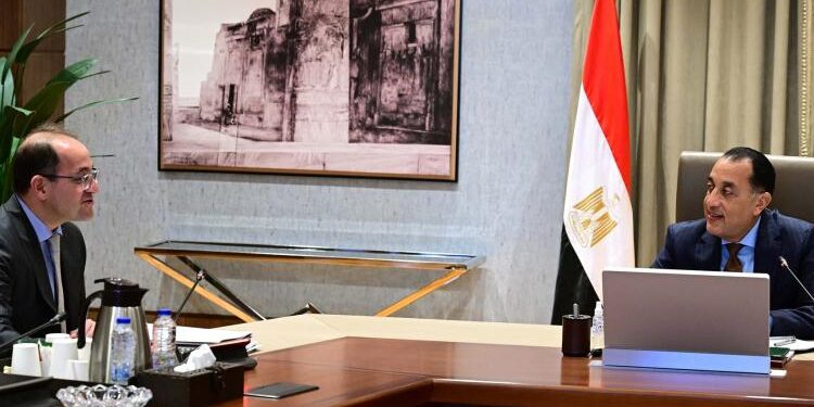 رئيس الوزراء يتابع مع وزير المالية عددا من ملفات عمل الوزارة