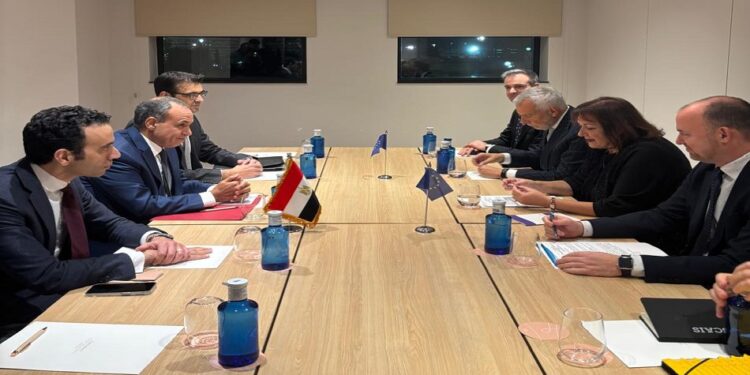 وزير الخارجية يلتقي المفوضة الأوروبية للمتوسط على هامش أعمال المنتدى الإقليمي العاشر