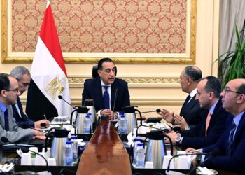 رئيس الوزراء يتابع مع رئيس المركز الوطني لتخطيط استخدامات أراضي الدولة عدداً من ملفات العمل