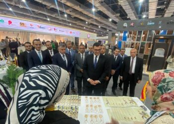 وزير الإسكان يتفقد جناح الوزارة بالمعرض والمؤتمر الدولي للنقل الذكي واللوجستيات والصناعة في دورته السادسة