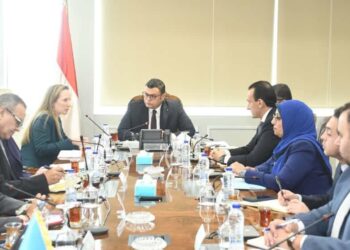 وزير الإسكان يجتمع مع بعثة البنك الدولي لبحث التعاون المستقبلي في مجالات الإدارة المتكاملة للأراضي والمدن الذكية