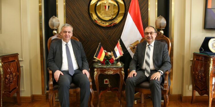 وزير قطاع الأعمال العام يستقبل سفير ألمانيا بالقاهرة لبحث تعزيز التعاون الصناعي والاستثماري