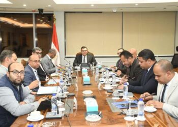 وزير الإسكان يتابع مشروعات المرافق والكهرباء بالمناطق الصناعية بعدد من المدن الجديدة