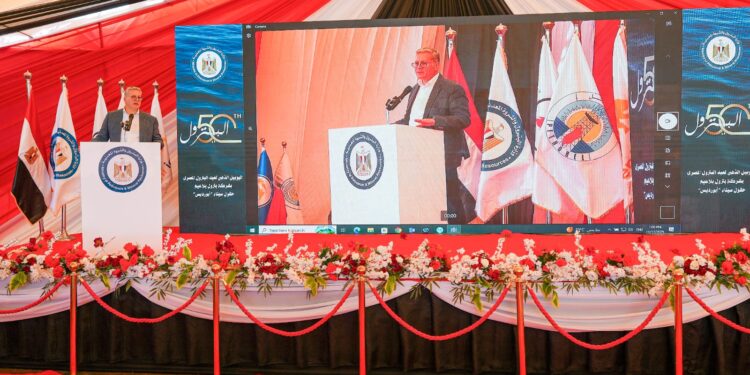 وزير البترول والثروة المعدنية يُشارك العاملين احتفالهم باليوبيل الذهبي لعيد البترول