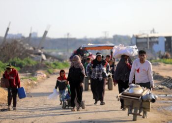 Palestinians in the Al-Mughraqa area of Gaza City, Gaza, travel with what belongings they can, heading towards areas they consider safer, either on foot or with carts following Israeli airsrikes, on March 18, 2025. The Gaza local authorities on Tuesday morning said that over 322 Palestinians were killed and missing in a matter of five hours across the Gaza Strip as Israel resumed its attacks, breaking the ceasefire that lasted nearly two months. Photo by Ahmed Ibrahim الأمم المتحدة: التهجير الدائم للسكان الفلسطينيين داخل الأراضي المحتلة يرقى إلى جريمة حرب