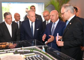 وزير الصناعة والنقل يضع حجر الأساس لمصنع ماك لوسائل النقل التابع لمجموعة المنصور للسيارات بمدينة السادس من أكتوبر