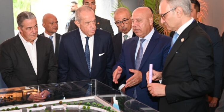 وزير الصناعة والنقل يضع حجر الأساس لمصنع ماك لوسائل النقل التابع لمجموعة المنصور للسيارات بمدينة السادس من أكتوبر