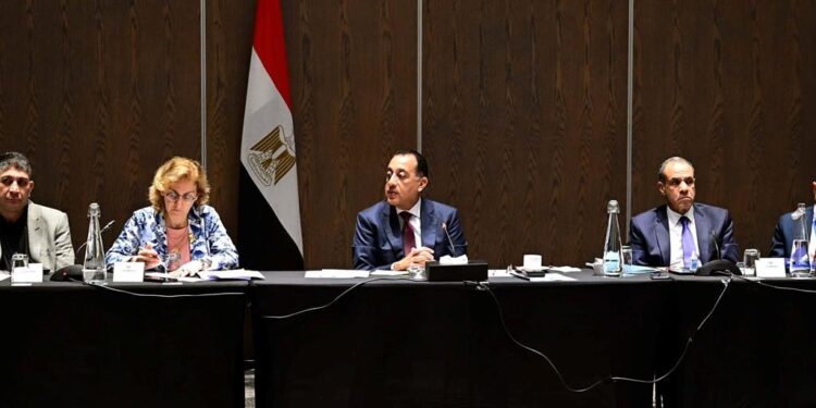 رئيس الوزراء يعقد اجتماعا مع 40 من ممثلي كبريات الشركات والمؤسسات الفكرية والبحثية في جنوب أفريقيا