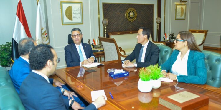 وزير التموين يعقد اجتماعًا مع رئيس الهيئة القومية لسلامة الغذاء لمتابعة آليات الرقابة على الأسواق