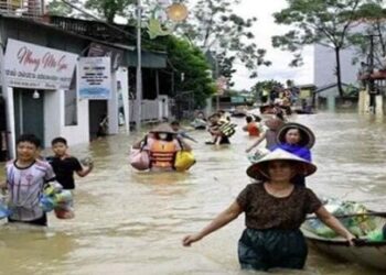 ارتفاع حصيلة ضحايا الفيضانات والانهيارات الأرضية بإندونيسيا إلى 84 شخصا