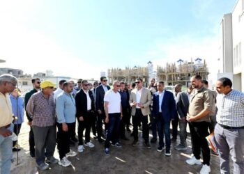 وزير الإسكان يتفقد مشروع “مارينا ٨” وتطوير الطريق الرئيسي لمدخل مارينا 5