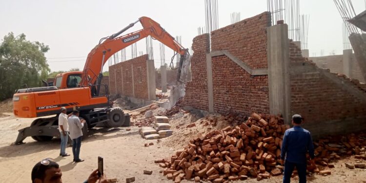 وزير الإسكان يُصدر ( 4 ) قرارات لإزالة التعديات ومخالفات البناء بالساحل الشمالي ومدينة الفيوم الجديدة