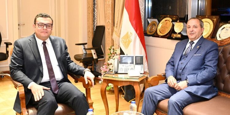 وزير الإسكان يستقبل محافظ بورسعيد لبحث استعدادت المحافظة للتعامل مع موسم الأمطار
