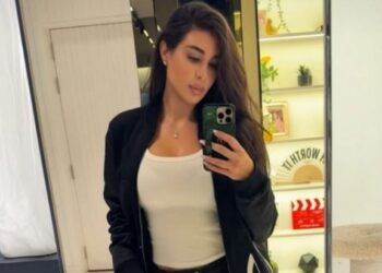 ياسمين صبري تخطف الأنظار بإطلالة جذابة بالكاجوال