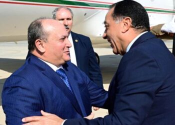 رئيس الوزراء يستقبل الوزير الأول للجمهورية الجزائرية بمطار القاهرة الدولي