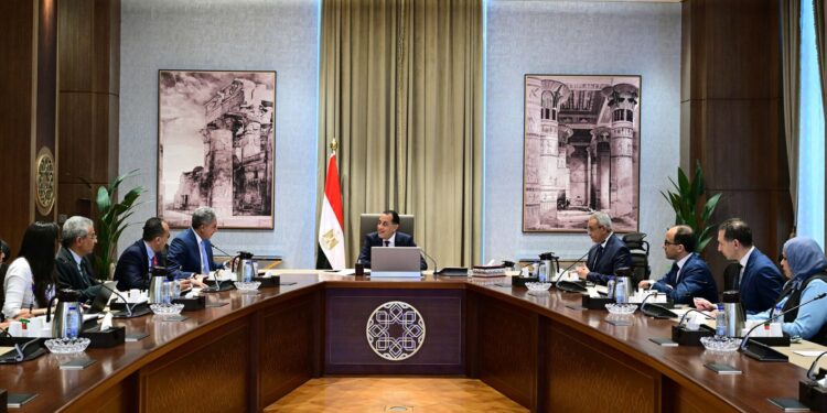 رئيس الوزراء يُتابع عددًا من ملفات عمل وزارة السياحة والآثار