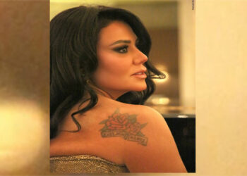 رانيا يوسف تخطف الأنظار بفستان ذهبي وبرونزي وتاتو باسم ابنتيها