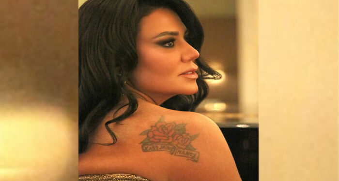 رانيا يوسف تخطف الأنظار بفستان ذهبي وبرونزي وتاتو باسم ابنتيها