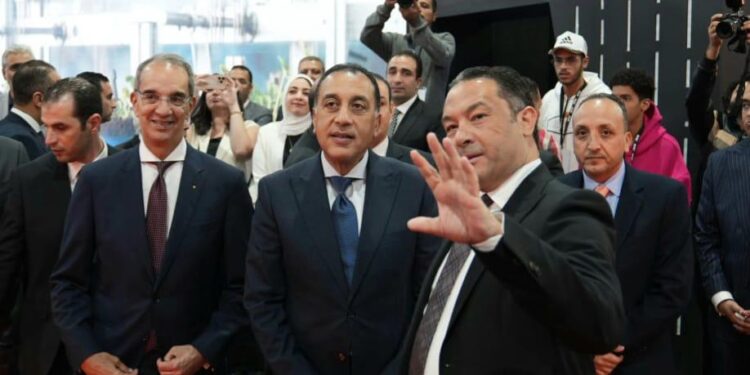 رئيس الوزراء يتفقد جناح شركة اورنچ مصر بمعرض Cairo ICT