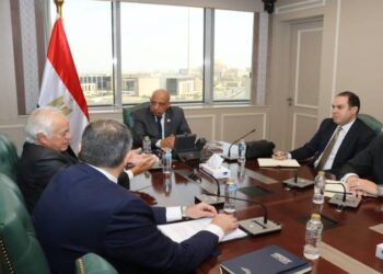 وزير الكهرباء يبحث مع رئيس مجموعة “كوبولوزيس اليونانية” مستجدات التنفيذ في مشروع الربط الكهربائي المصري اليوناني
