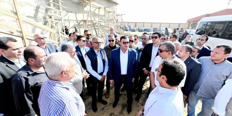 وزير الإسكان ومحافظ الفيوم يتفقدان توسعات محطة معالجة “كحك” بمركز يوسف الصديق