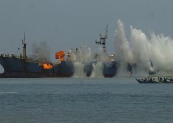 انفجار ضخم على متن سفينة في لوس أنجلوس