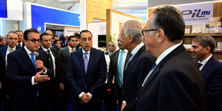 رئيس الوزراء يتفقد معرض “سمارت ديجيتال هيلث جيت”