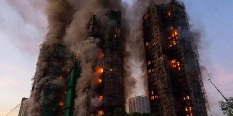 ارتفاع حصيلة ضحايا حريق هونغ كونغ إلى 44 قتيلا واعتقال 3 مشتبه بهم