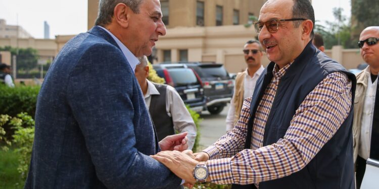 وزير قطاع الأعمال العام يلتقي محافظ الغربية في مستهل زيارته لشركة مصر للغزل والنسيج بالمحلة الكبرى