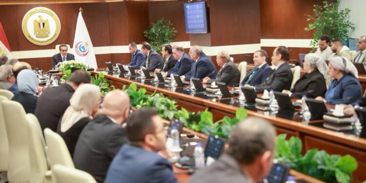 وزير الصحة يترأس الاجتماع الدوري لقيادات الوزارة ويشيد بنجاح المؤتمر العالمي للسكان والصحة والتنمية